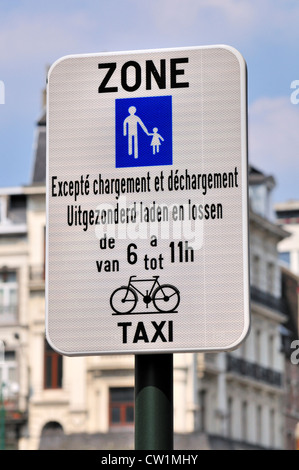 Brüssel, Belgien. Straßenschild: Fußgängerzone - mit Ausnahme der Lieferungen von 6 bis 11:00, Zyklen und taxis. Bilingual - Französisch / Niederländisch Stockfoto