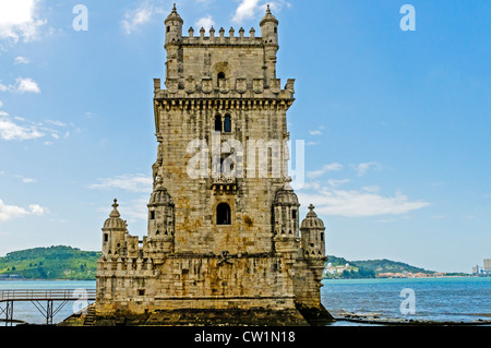 Die ikonischen Kalkstein-Fassade des 16. Jahrhunderts vier stöckigen Turm und Bastion der Torre de Belem am Fluss Tejo Lissabon Stockfoto