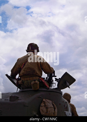 Porträt der Panzerkommandant mit dem Ziel Maschinengewehr auf amerikanischer Sherman Panzer Militärfahrzeug Show in Essex 2012 hautnah. Stockfoto