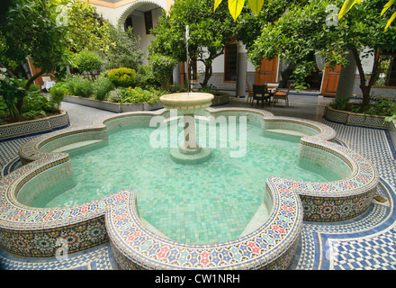 Innenhof eines restaurierten Riads (Händlers Heim) in Fes, Marokko Stockfoto