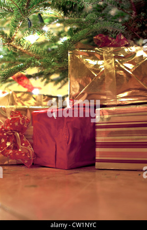 Islver-rot-Gold Geschenke unter dem Weihnachtsbaum gewickelt Stockfoto