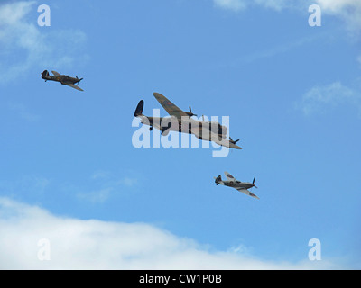 Lancaster, fliegen Spitfire und Hurricane in Bildung vorbei bei Essex & Londons premier Militärfahrzeug Show. Stockfoto