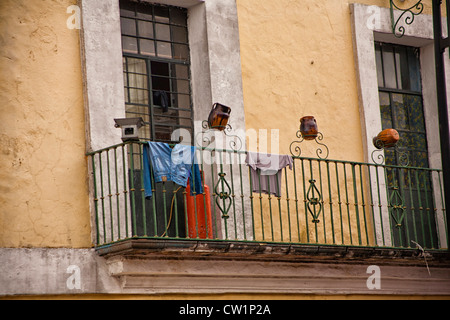 Klamotten vom Balkon in Puebla, Mexiko Stockfoto