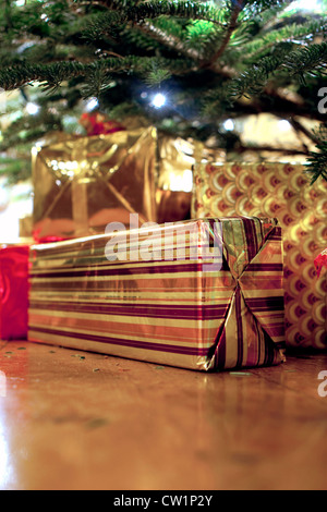 Unter einer echten Weihnachtsbaum, Gold, Silber und rot präsentiert Stockfoto