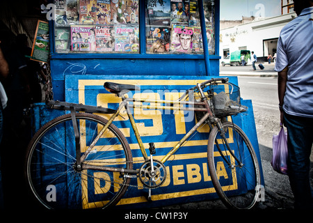 Fahrrad gelehnt einen Zeitungskiosk in Puebla, Mexiko Stockfoto