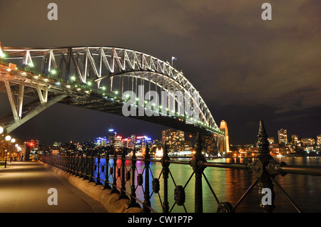 Sydney Harbour Bridge und Central Business District bei Nacht Stockfoto