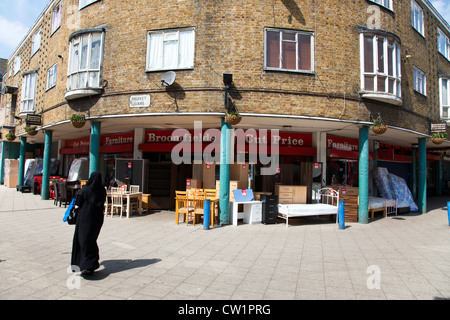 Die muslimische Frau zu Fuß in Chrisp Straßenmarkt-, Pappel, Tower Hamlets, London, England, UK. Stockfoto