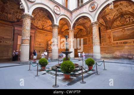 Der Innenhof des Palazzo Vecchio und der Brunnen der Putto mit Delphin des Künstlers Verrocchio. Stockfoto