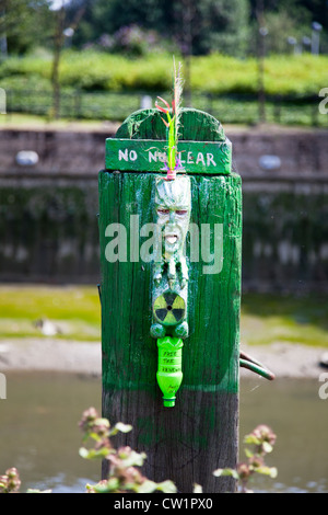Keine nukleare Skulptur auf dem Fluss Lea in der Nähe von Bow sperrt, London, England, UK. Stockfoto
