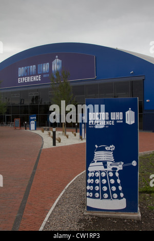 Dalek Zeichen außerhalb der ehemaligen Dr Who Erfahrung Besucherzentrum in Cardiff Bay. Das Gebäude ist nicht mehr verwendet die 'Erfahrung' zu Haus. Stockfoto