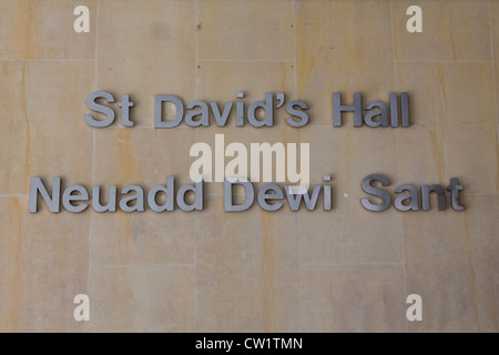 Ortseingangsschild, Str. Davids Hall, Neuadd Dewi Sant im Stadtzentrum von Cardiff Stockfoto