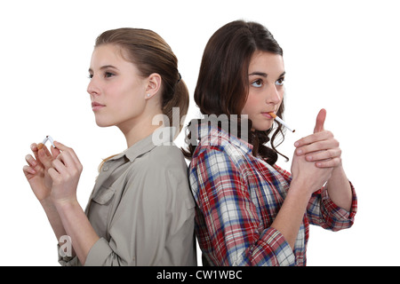 Jugendlicher konfrontiert, Zigaretten. Stockfoto