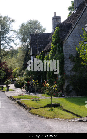 Ein Contre-Jour-Schuss von the Old Swan Inn in Minster Lovell, Oxfordshire, England Stockfoto