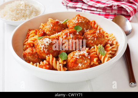 Frikadellen mit marinara, Fusili Nudeln und Parmesan. Frikadellen aus Hackfleisch Türkei hergestellt. Stockfoto