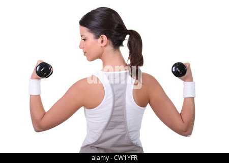 Frau mit Hanteln trainieren Stockfoto