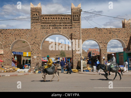 Esel-Verkehr im Dorf von Agdz im Draa-Tal, Marokko Stockfoto