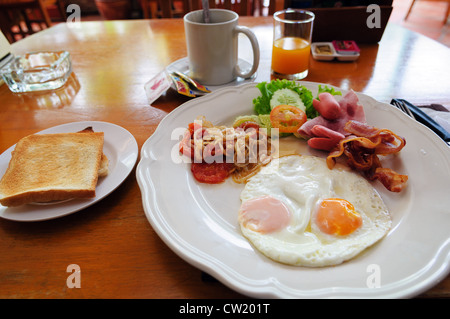 amerikanisches Frühstück auf einem Tisch in Thai café Stockfoto