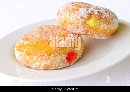 frische Donuts auf weißem Hintergrund Stockfoto
