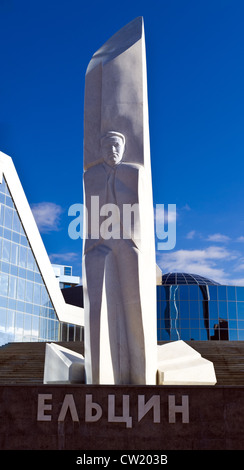 Denkmal für russische Präsident Boris Yeltsin in Jekaterinburg, Russland. Das Denkmal des Bildhauers Georgy Frangulyan Stockfoto