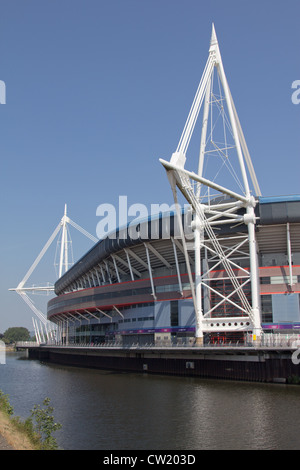 Cardiff Millennium Stadium von den Ufern des Flusses Taff gesehen Stockfoto