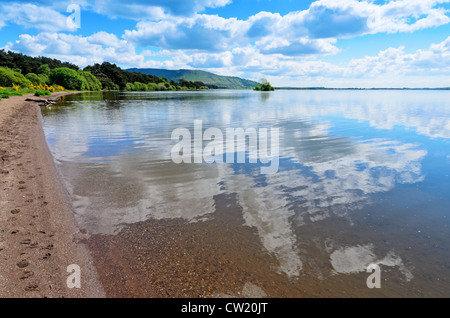 Blick vom Ufer des Loch Leven (Loch Lìobhann) in Perth und Kinross Schottland. Stockfoto