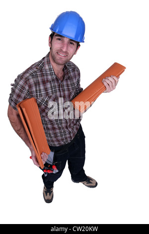 Dachdecker mit Kanal-Fliesen Stockfoto