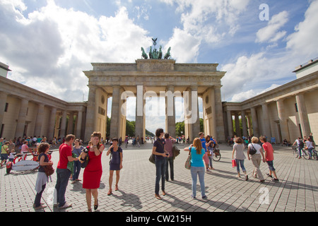 BERLIN, Deutschland, August 2012 - Touristen vor dem Brandenburger Tor, Berlin. Dies ist eine der berühmtesten Sehenswürdigkeiten in Belin. Stockfoto