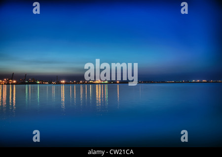 Nacht-Küste, Blick von der Pier von Odessa Hafen. Ukraine. Stockfoto