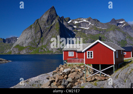 Typische rote Rorbu Fischerhütte am Fjord auf Lofoten in Norwegen Stockfoto