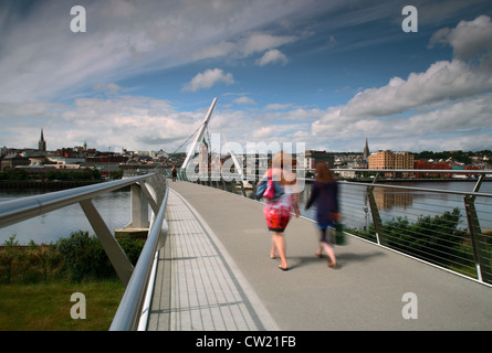 Friedens-Brücke über den Fluss Foyle in Londonderry, Nordirland Stockfoto