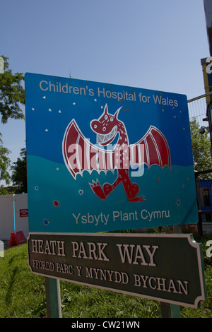 Kinderklinik für Wales Ortseingangsschild im Heide Park Way, Ffordd Parc y Mynydd Bychan, Heide Krankenhauskomplex, Cardiff Stockfoto