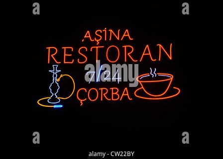 Eine stilvolle Restaurant Leuchtreklame im Kacimpusa Bezirk von Istanbul. Bild von: Adam Alexander/Alamy Stockfoto