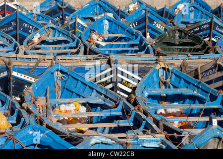 Traditionelle blaue Fischerboote im Hafen, Essaouira, Marokko Afrika Stockfoto