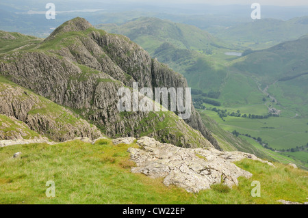 Blick auf Loft Crag von Hecht von Stickle. Langdale Pikes im Sommer im englischen Lake District Stockfoto