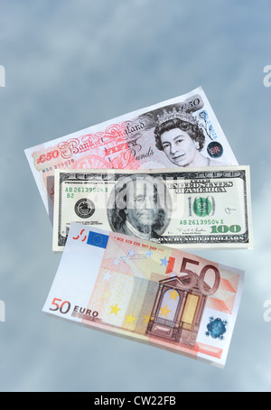 Euro-Dollar und Pfund Sterling Banknoten gegen Himmel Stockfoto