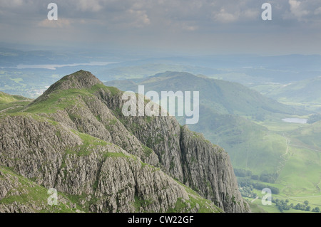 Blick auf Loft Crag von Hecht von Stickle. Langdale Pikes im Sommer im englischen Lake District Stockfoto