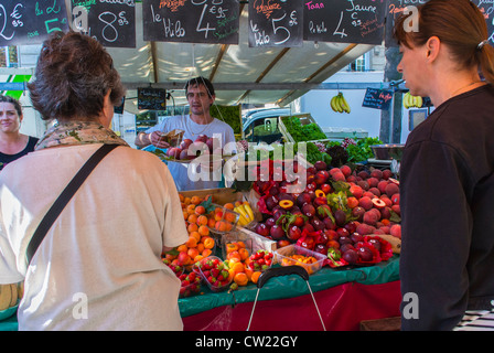 Paris, Frankreich, zwei Frauen von hinten, Leute einkaufen, frisches Obst, auf der Ausstellung im französischen Bauernmarkt, Käufer, die Waren wählen, Lebensmittelpreise, Marktpreise bunt, Bauernleben Stockfoto