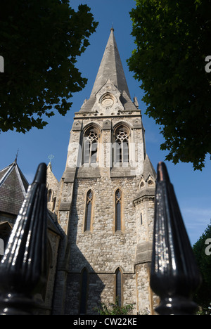 gesehen durch Geländer, 1872-Kirche des Hl. Lukas, Redcliffe Quadrat, South Kensington, London, England Stockfoto