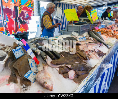 Paris, Frankreich, Angestellter in Outdoor französische Bauern Lebensmittel-Markt, Fischhändler, auf (Cours de Vincennes) Stockfoto