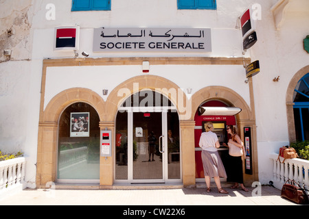 Personen, die Bargeld an einem ATM Societe Generale Bank, Essaouira Marokko Afrika Stockfoto