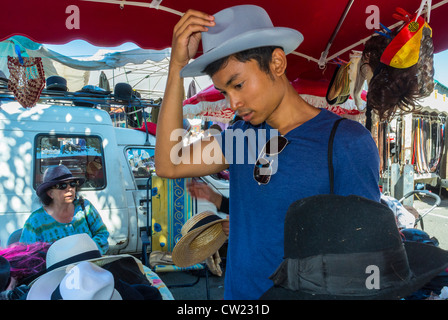 Paris, Frankreich, Portrait, Asian man Shopping in Outdoor 'Flohmarkt', bei 'Porte de Montreuil' Käufer, die Waren wählen, Vintage-Bekleidungsmarkt frankreich, Vintage-Mann, ausländische Touristenstände Stockfoto
