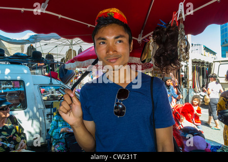 Paris, Frankreich, Portrait, Asian man Shopping auf dem Outdoor 'Flohmarkt', auf dem 'Porte de Montreuil' Vintage Bekleidungsmarkt frankreich Stockfoto