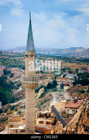 Minarett-Türme einer hügeligen Altstadt Uchisar, hinter dem Stacheldraht. Göreme Region / Türkei Stockfoto