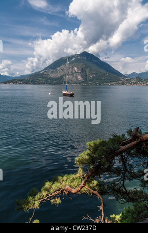 BLICK VON VARENNA ÜBER DEN COMER SEE IN RICHTUNG MONTE DI TREMEZZO UND MENAGGIO Stockfoto