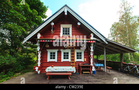 Rot Log Cabin-Ferienhaus im Wald Stockfoto