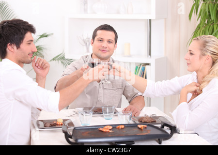 Haben Sie ein gutes Essen mit Freunden. Stockfoto