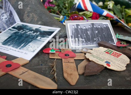 Royal Air Force Bomber Command Memorial in Green Park, London - Ehrungen durch Besucher links Stockfoto
