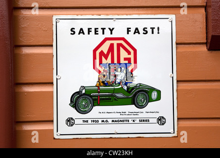 1930er Jahren Anzeige für MG Autos, West Somerset Railway, England Stockfoto
