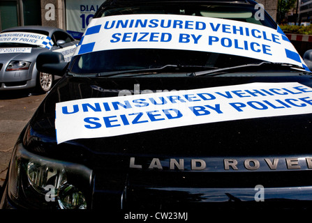 Nicht versicherten Auto von der Polizei beschlagnahmt, auf dem Display außerhalb New Scotland Yard, London Stockfoto