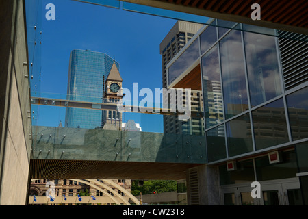 Blick auf die Altstadt Toronto City Hall durch den neuen Skate-Pavillon und Konzession Gebäude Stockfoto